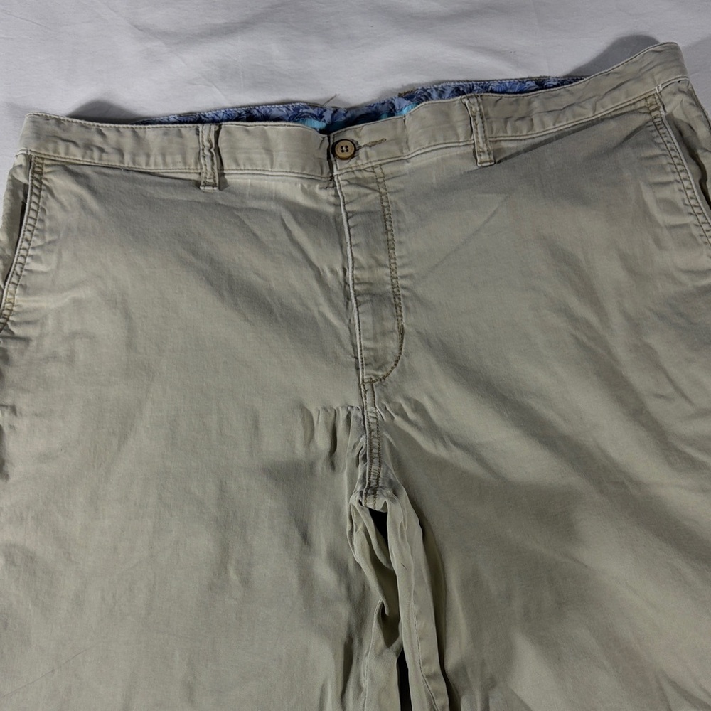 Tommy Bahama mens khaki basic flat front 9" chino shorts - size 42